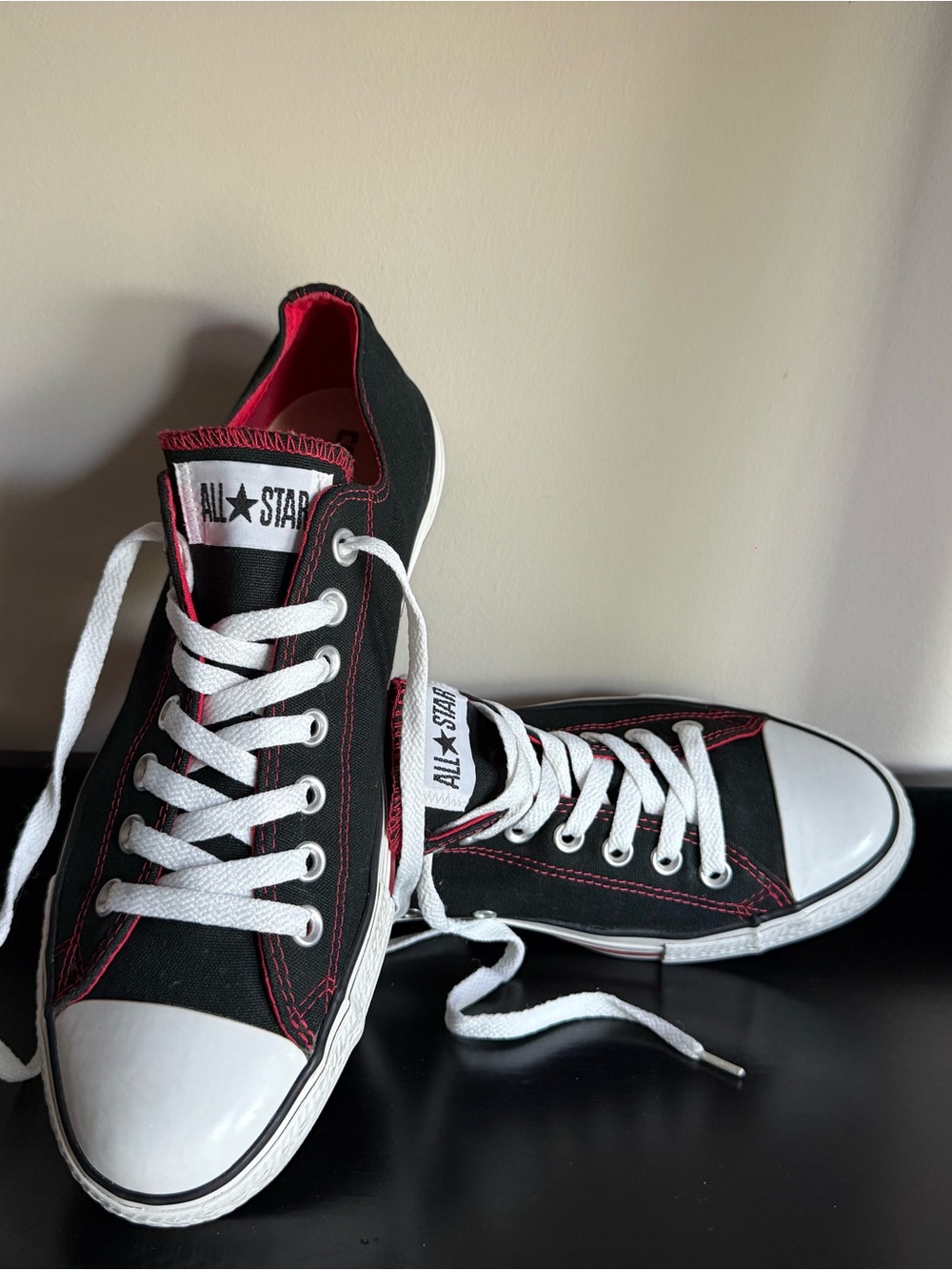 Converse Chuck Taylor All Star Low Black Red Stitching M10 W12